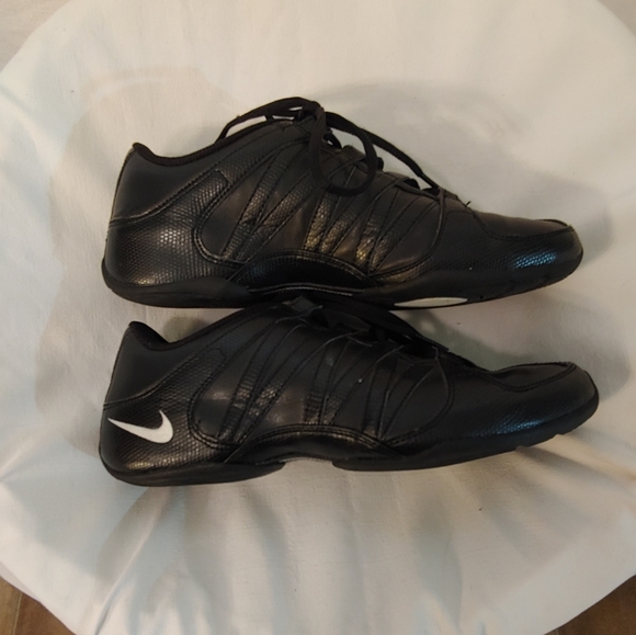 womens black nikes with white swoosh